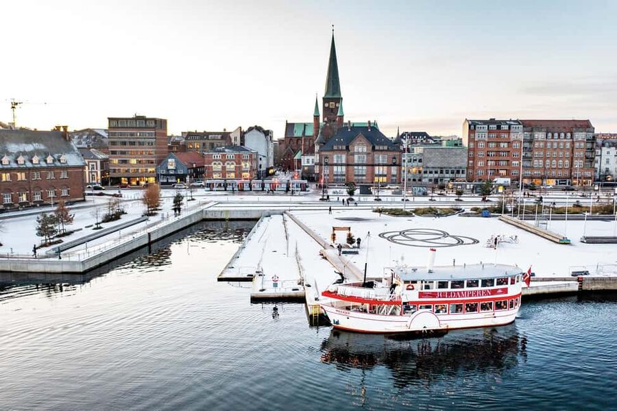 Aarhus: Christmas Harbour Cruise with Local Guide - A Christmas cruise that works for families