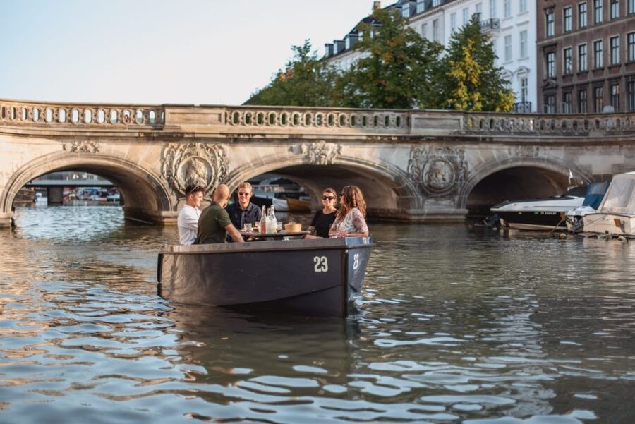 Copenhagen: 1, 2 or 3-Hour Boat Rental (No License Required) - Why the picnic setup works well