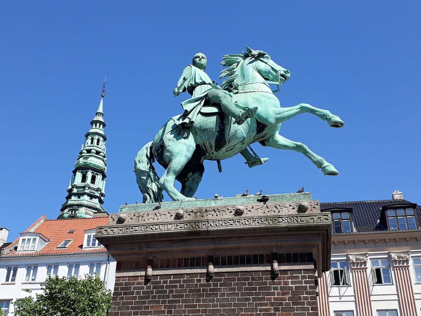 Copenhagen: 2,5-Hour 'Must See' Bike Tour with a Local Guide - Amalienborg Palace and the royal guards