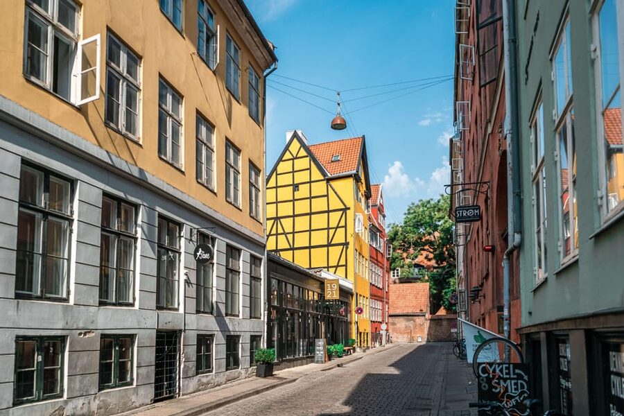 Copenhagen: 2-hour Old Town Private Walking Tour - Our Lady’s Church and a royal wedding
