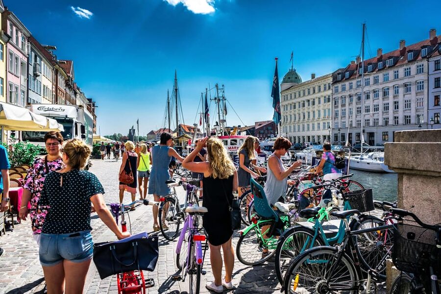 Copenhagen: 3-hour Private Guided Bike Tour - Amalienborg Palace and Nyhavn