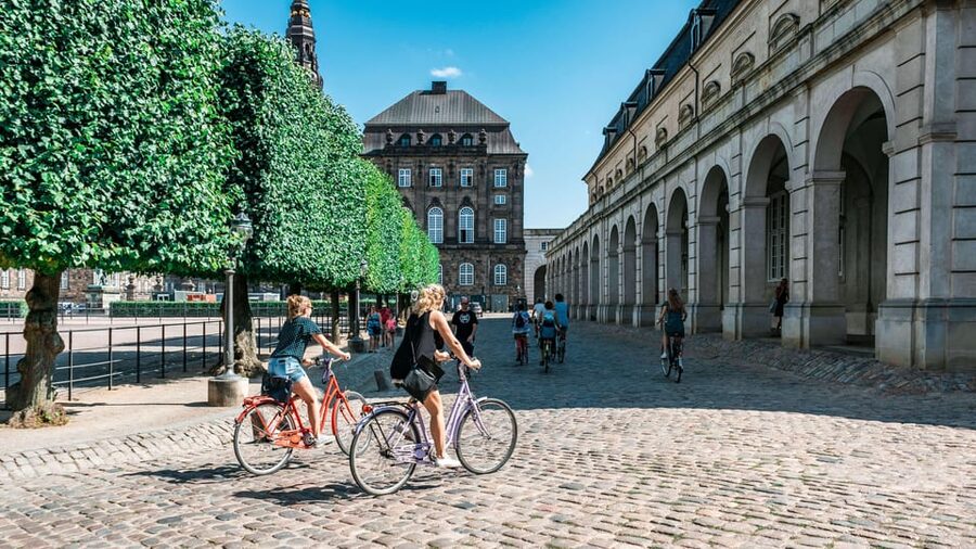 Copenhagen: 3-hour Private Guided Bike Tour - Rosenborg, Torvehallerne, and the old royal center