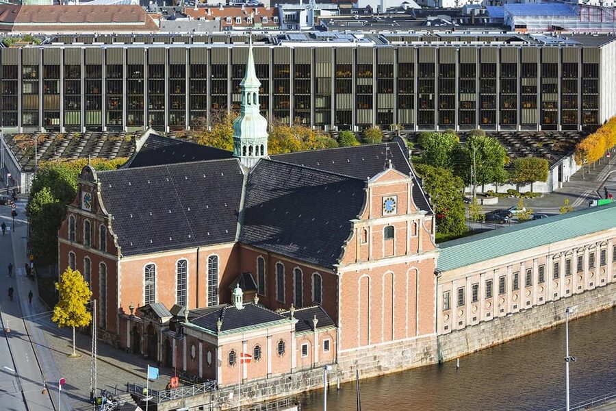Copenhagen: A guided walk for first-timers in the city - Amalienborg completes the royal thread