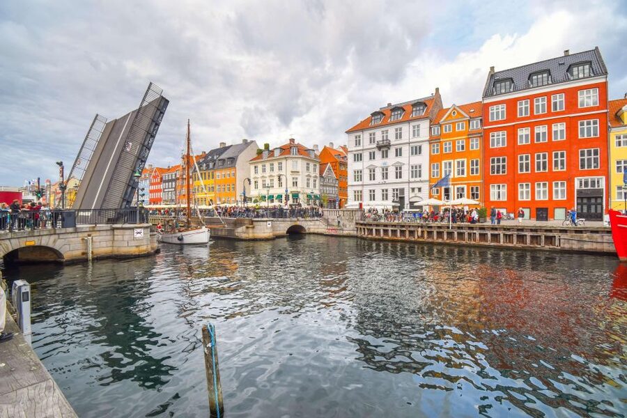 Copenhagen: Canal Boat Cruise & Old Town/Nyhavn Walking Tour - Choosing Between Three and Four Hours