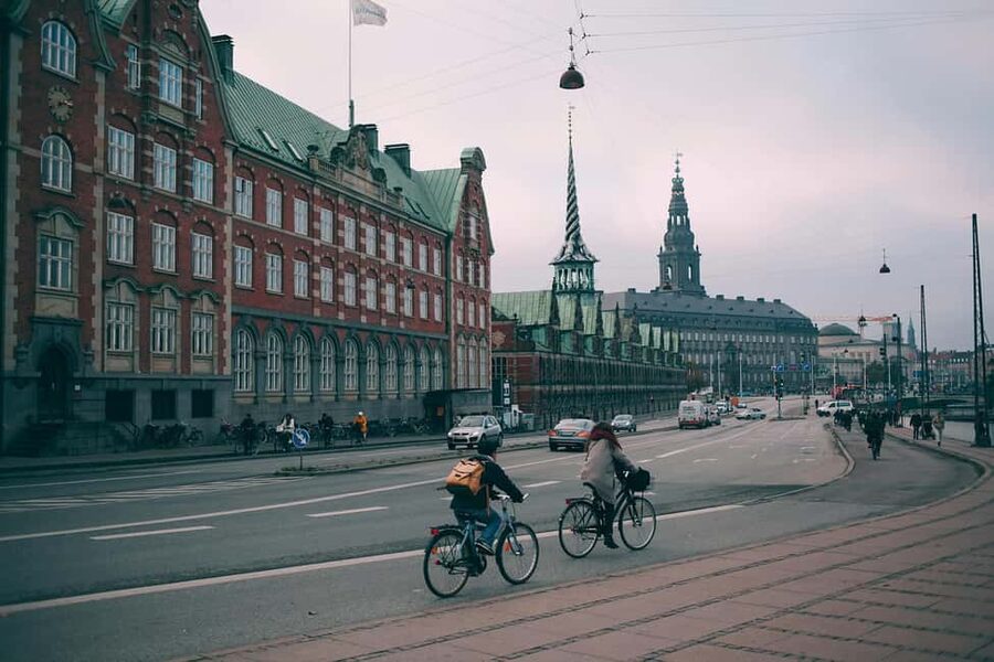 Copenhagen & Christiania : Guided Bike Tour in French - From Christiansborg to the old harbor