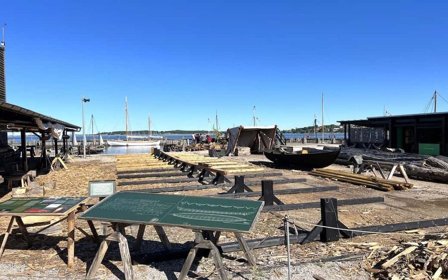 Copenhagen: Tour of Roskilde, the Viking city in Spanish with tickets - Roskilde Cathedral and the Danish royal tombs
