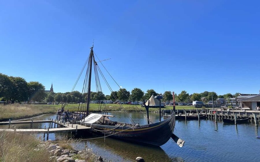 Copenhagen: Tour of Roskilde, the Viking city in Spanish with tickets - Starting at Copenhagen Central Station