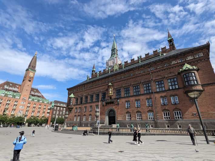 Stroll through the heart of Copenhagen - private guided tour in French - Our Lady’s Church and the role of faith